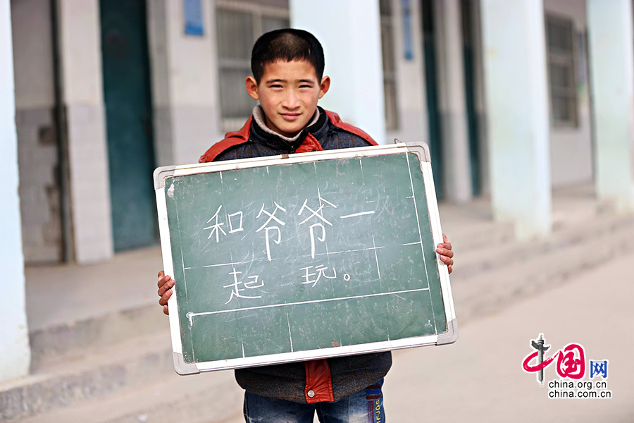 2013年1月14日，安徽省蚌埠市固鎮(zhèn)縣清涼小學(xué)，六年級(jí)學(xué)生在寒假即將來臨前，展示寒冬里的假期心愿。圖為邱勤安，寒假愿望是和爺爺一起玩。