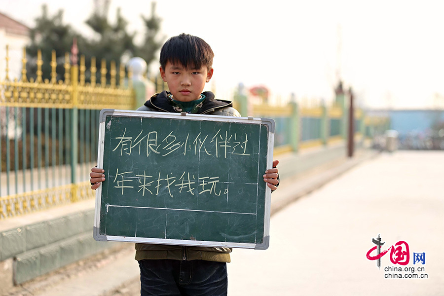 2013年1月14日，安徽省蚌埠市固鎮(zhèn)縣清涼小學(xué)，六年級學(xué)生在寒假即將來臨前，展示寒冬里的假期心愿。圖為王夢磊，寒假愿望是有很多小伙伴過年來找我玩。