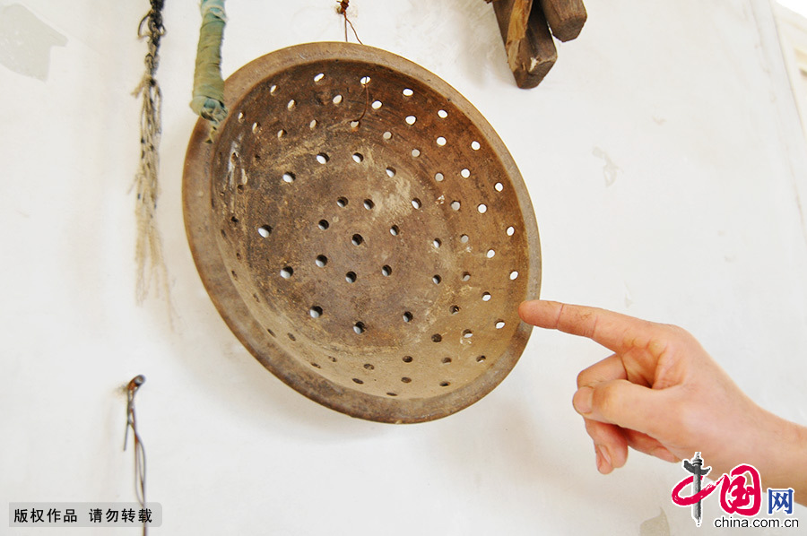 这件陶土盆，是过去胶东乡村用来热饭的工具，一般由农家自己烧制，相当于现在的笼屉，上面的那些孔洞可以透气。 中国网图片库 王海滨/摄