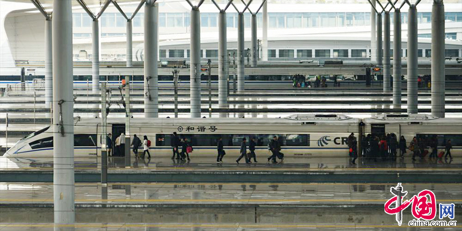 2014年1月15日，浙江省杭州市，旅客在铁路杭州东站的站台上车。 中国网图片库 龙巍摄影