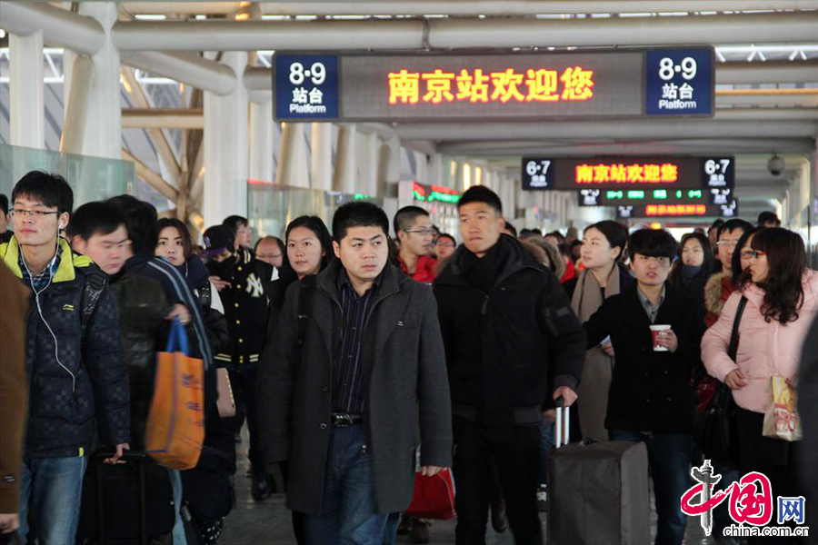 2014年1月15日，旅客在南京火车站进站乘车。 中国网图片库 王胜涛摄影