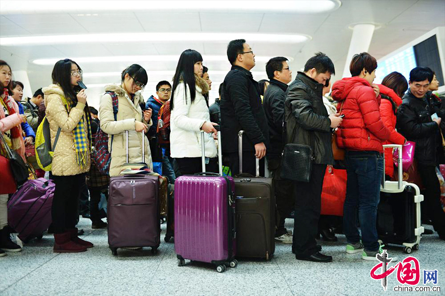 2014年01月15日，浙江省杭州市，大批旅客在铁路杭州东站的候车大厅等待检票。 中国网图片库 龙巍摄影