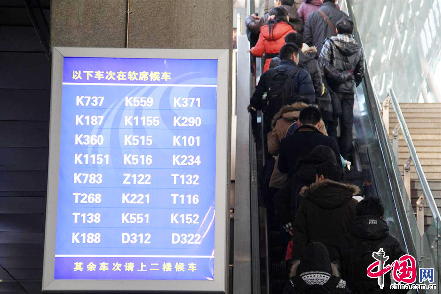 2014年1月15日，旅客准备进入南京火车站候车室候车。 中国网图片库 王胜涛摄影
