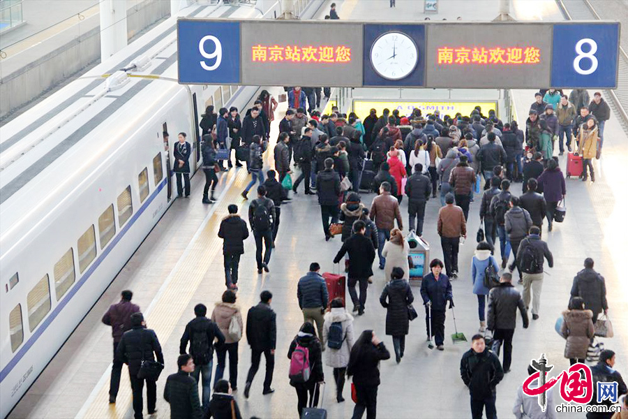 2014年1月15日，旅客到达南京火车站后有序出站。 中国网图片库 王胜涛摄影