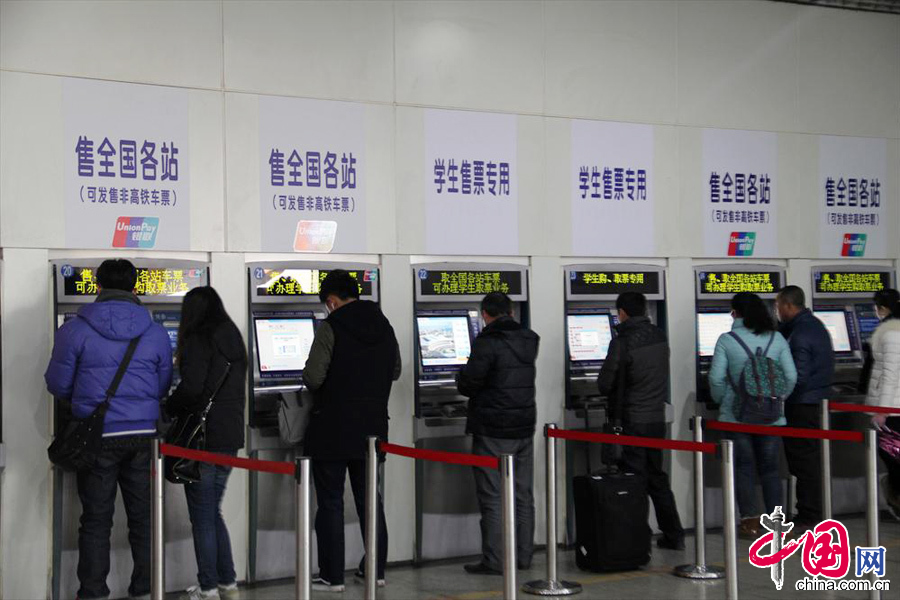 2014年1月15日，旅客在南京火車站售票大廳排隊購票。 中國網圖片庫 王勝濤攝影