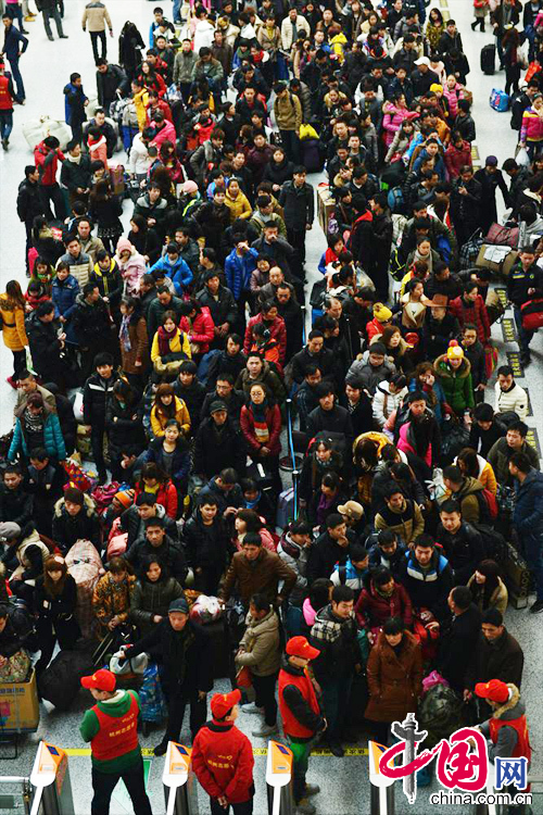 2014年1月15日，浙江省杭州市，大批旅客在鐵路杭州東站的候車大廳等待檢票。 中國網圖片庫 龍巍攝影