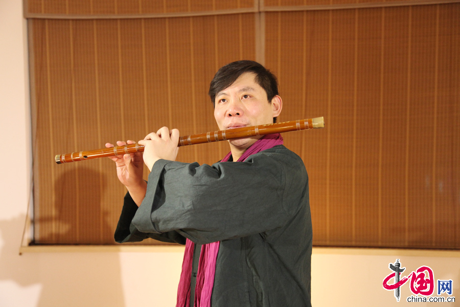  1月8日，由良友文化基金会主办，无极乐团、无形乐轩合办的“一念之间—感怀”中国古典乐曲表演活动在京举行。图为笛子独奏《深秋叙》的表演者蒋宁。中国网记者 李佳摄影