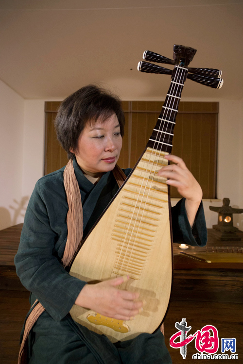  1月8日，由良友文化基金会主办，无极乐团、无形乐轩合办的“一念之间—感怀”中国古典乐曲表演活动在京举行。图为琵琶独奏《汉宫秋月》表演者王梓静。良友供图 