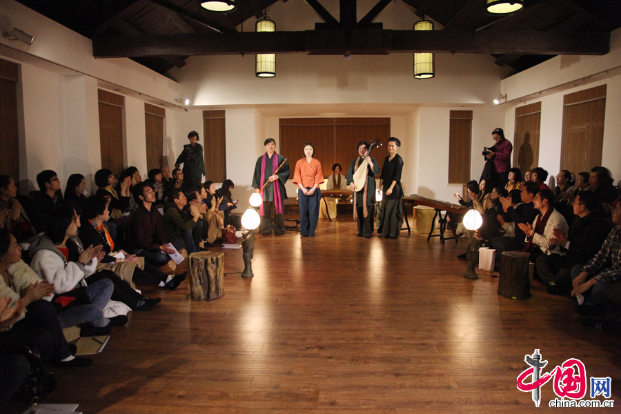  1月8日，由良友文化基金会主办，无极乐团、无形乐轩合办的“一念之间—感怀”中国古典乐曲表演活动在京举行。图为表演结束。良友供图 