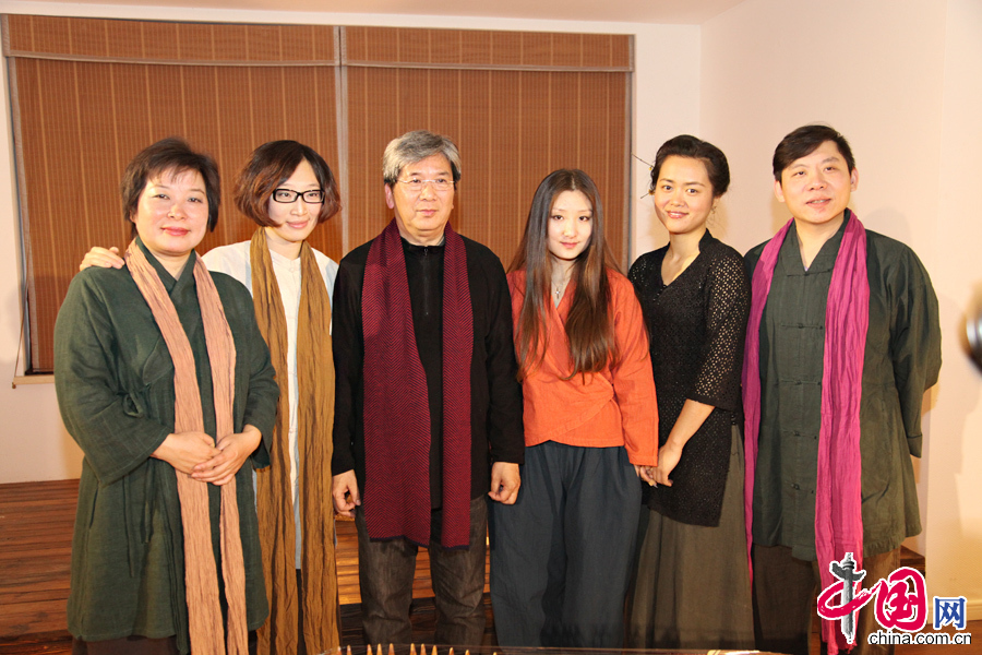  1月8日，由良友文化基金会主办，无极乐团、无形乐轩合办的“一念之间—感怀”中国古典乐曲表演活动在京举行。图为合影留念。中国网记者 李佳摄影