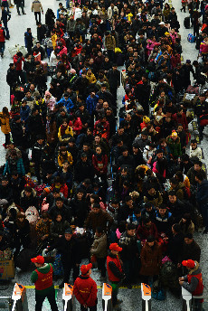 2014年1月15日，浙江省杭州市，大批旅客在铁路杭州东站的候车大厅等待检票。 中国网图片库 龙巍 摄