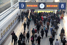 2014年1月15日，旅客到达南京火车站后有序出站。 中国网图片库 王胜涛 摄