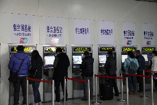 014年1月15日，旅客在南京火车站售票大厅排队购票。  中国网图片库 王胜涛 摄