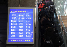 2014年1月15日，旅客准备进入南京火车站候车室候车。 中国网图片库 王胜涛 摄