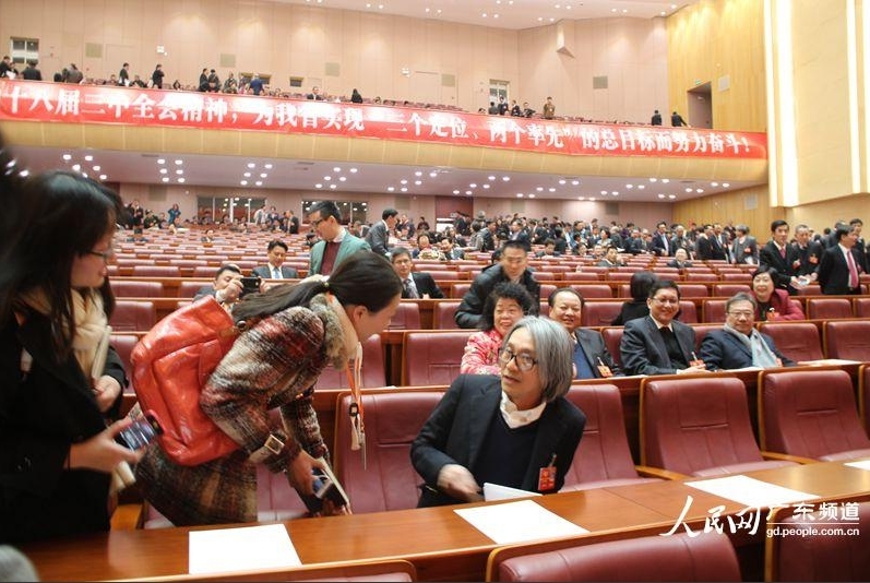 2014年1月14日下午3时，广东省政协十一届二次会议在广州珠岛会堂隆重开幕。开幕前，多位“明星委员”周星驰、马鼎盛等来到现场，可谓星光熠熠。