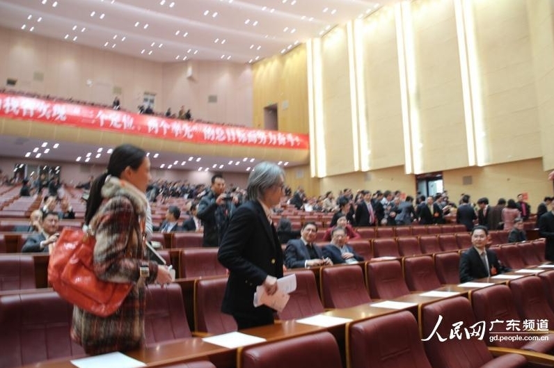 2014年1月14日下午3时，广东省政协十一届二次会议在广州珠岛会堂隆重开幕。开幕前，多位“明星委员”周星驰、马鼎盛等来到现场，可谓星光熠熠。
