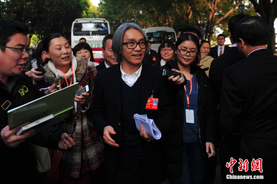 2014年1月14日下午3时，广东省政协十一届二次会议在广州珠岛会堂隆重开幕。开幕前，多位“明星委员”周星驰、马鼎盛等来到现场，可谓星光熠熠。