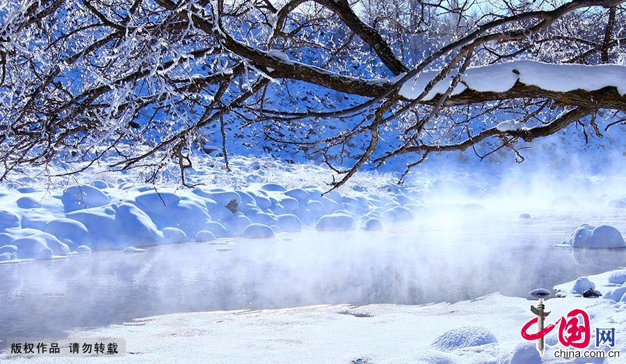 在冬季，玉树一样的冰棱和雾凇玲珑剔透，纯洁迷人。中国网图片库 王伟/摄
