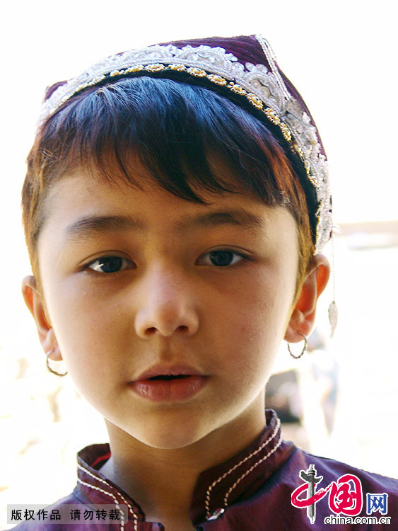  喀什高台民居一名戴花帽的小姑娘。中国网图片库 孙继虎/摄