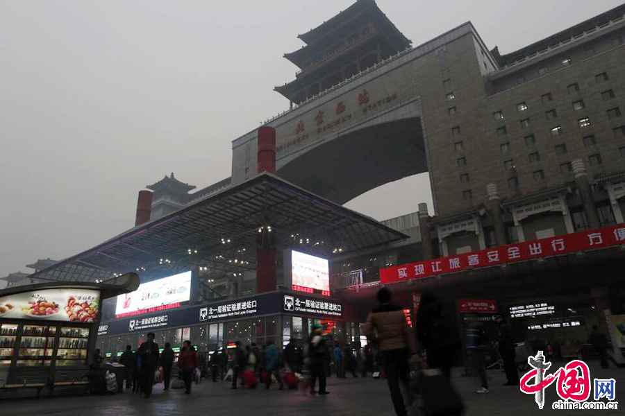 1月16日清晨6点，很多人还在睡梦中时，北京西站火车站拉着行李的旅客慢慢增多。中国网记者 杨佳摄影