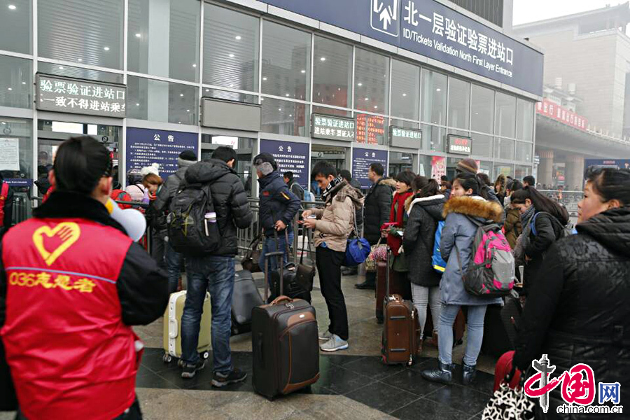 1月16日，北京西站火車站拉著行李的旅客檢票進站。中國網記者 楊佳攝影
