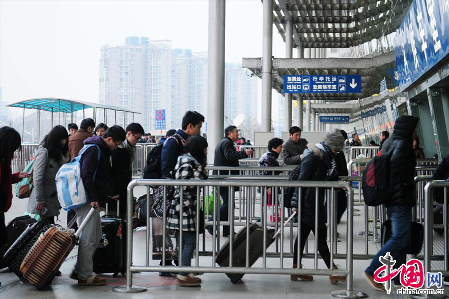 2014年1月16日，南京火车站，旅客有序排队进站。中国网图片库 杨素平摄影