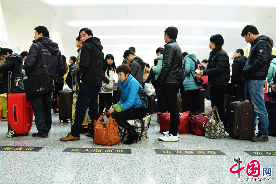 2014年01月16日，浙江省杭州市，旅客在鐵路杭州東站的候車大廳等待檢票。 中國網圖片庫 龍巍攝影