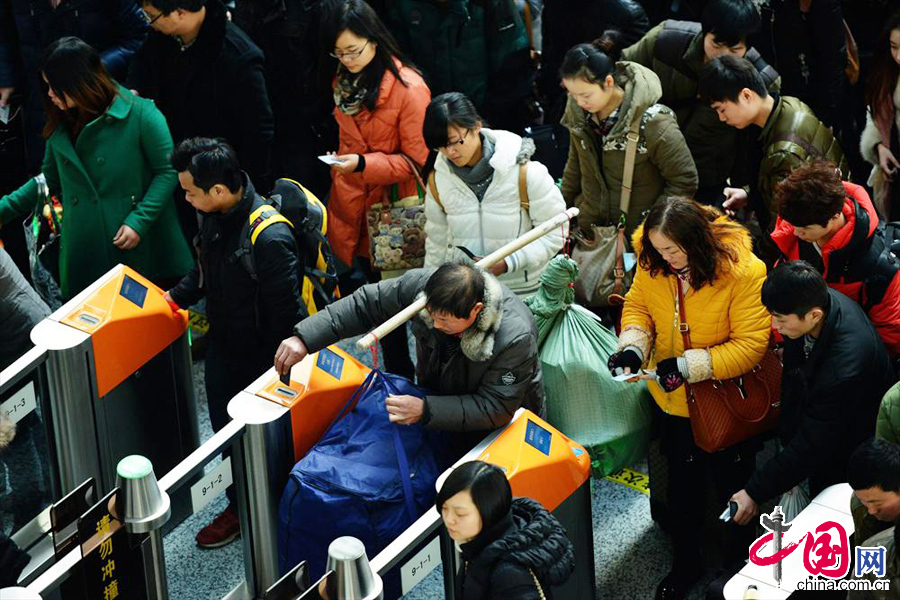 2014年01月16日，浙江省杭州市，在鐵路杭州東站的候車大廳，旅客通過自動檢票機。 中國網圖片庫 龍巍攝影