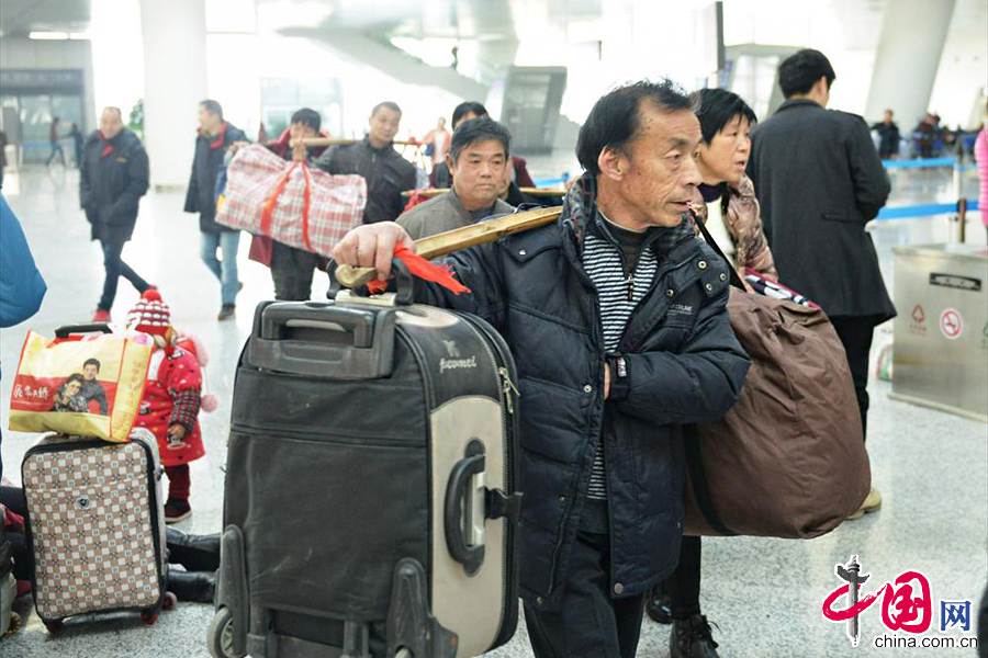 2014年01月16日，浙江省杭州市，外來務工人員進入鐵路杭州東站的候車大廳。 中國網圖片庫 龍巍攝影