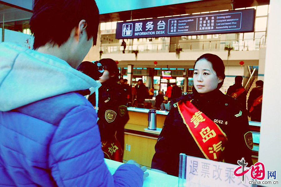 2014年1月16日，山東省青島市黃島汽車總站服務人員在接受旅客諮詢。 中國網圖片庫俞方平攝影
