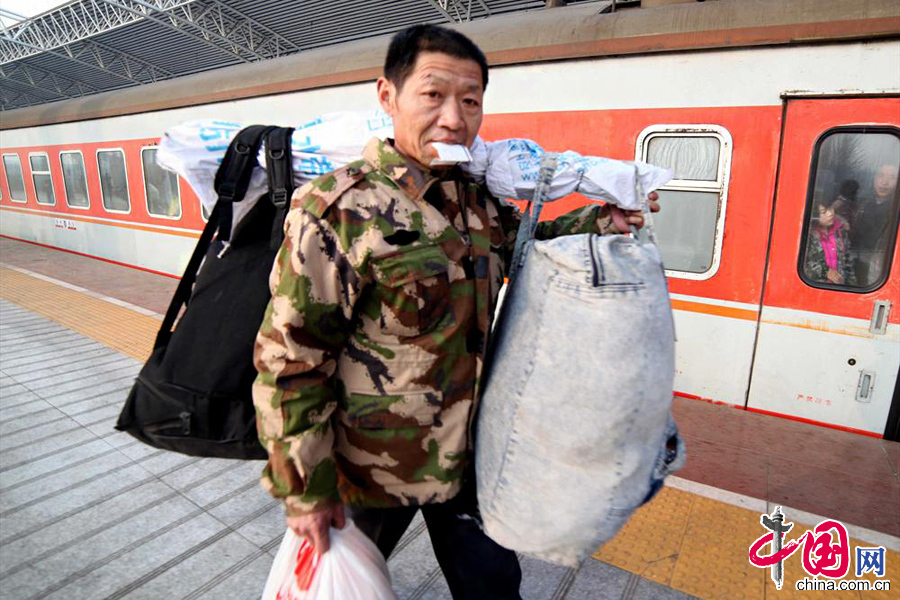 1月16日，旅客在安徽亳州火車站下火車返鄉回家。中國網圖片庫 劉勤利攝影