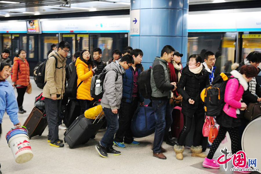 2014年1月16日，南京火車站，帶著小板凳趕春運的旅客。當天，是2014年全國春運第一天。 中國網圖片庫 楊素平攝影