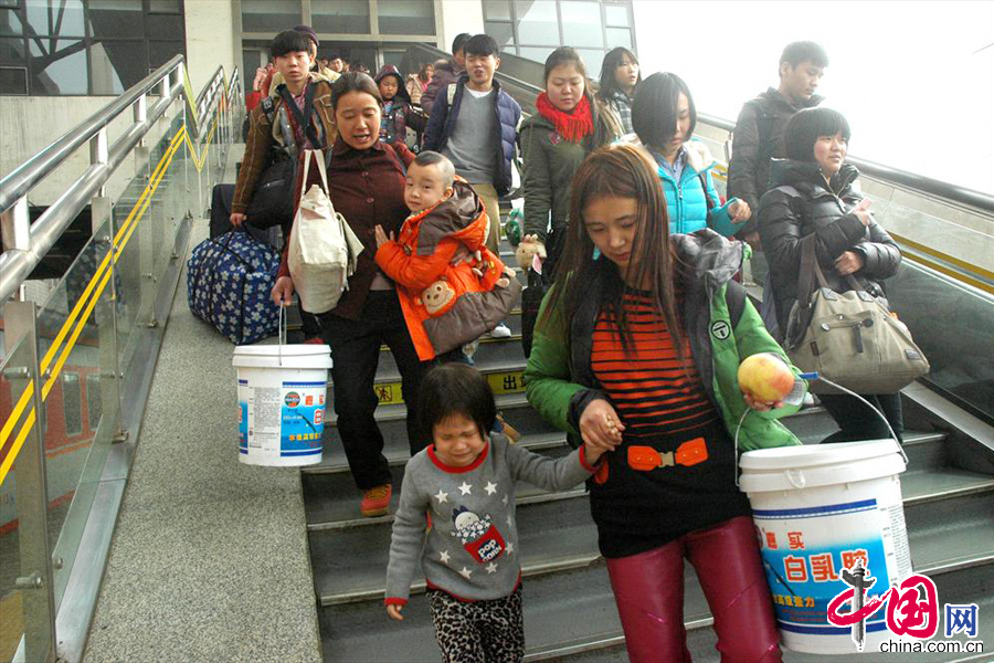 1月15日，旅客在鄭州火車站進站候車。 中國網圖片庫 楊正華攝影