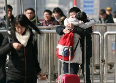 中國網1月16日訊 ，2014春運正式拉開序幕，截止2月24日為期40天。今年春運北京西站將開通高達183對旅客列車，創建站以來新紀錄，預計發送旅客504萬，同比增加17萬人。圖為一對情侶在南京火車站依依惜別。中國網圖片庫 顏閩航 攝