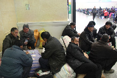 旅客在青岛火车站出行。中国网图片库 黄杰显 摄