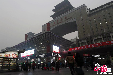 今天是2014年春运第一天。一大早，火车站客流涌动，返乡大学生成为赶春运首班车的主力军。图为1月16日清晨6点，很多人还在睡梦中时，北京西站火车站拉着行李的旅客慢慢增多。中国网记者 杨佳 摄