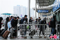 2014年1月16日，南京火车站，旅客有序排队进站。中国网图片库 杨素平 摄