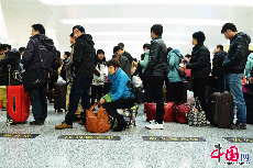 2014年01月16日，浙江省杭州市，旅客在铁路杭州东站的候车大厅等待检票。 中国网图片库 龙巍 摄