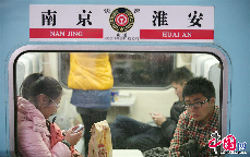 1月16日，在南京火车站，旅客乘坐南京至淮安的列车返乡。 中国网图片库 颜闽航 摄