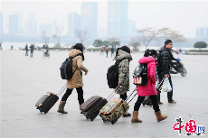 2014年1月16日，南京火车站，几位大学生拖着行李从站前广场转中央门长途汽车站。  中国网图片库 杨素平 摄