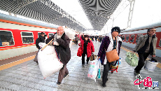1月16日，旅客在安徽亳州火车站下火车返乡回家。中国网图片库 刘勤利 摄