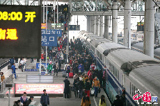 1月16日，一些旅客来到南京火车站准备进站乘车。中国网图片库 颜闽航 摄