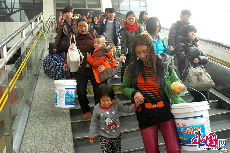 1月15日，旅客在鄭州火車站進站候車。  中國網圖片庫 楊正華 攝