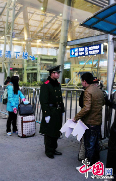 2014年1月16日，南京火车站，带着小板凳赶春运的旅客。中国网图片库 杨素平 摄