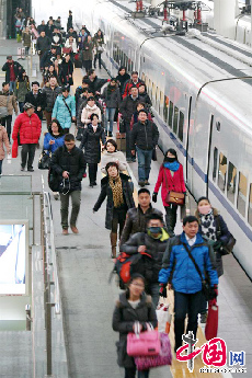 1月16日，一些旅客來到南京火車站準備進站乘車。 中國網圖片庫 顏閩航 攝