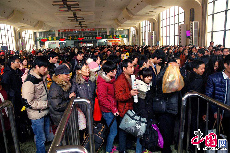 1月15日，旅客在郑州火车站侯车大厅排队进站。  中国网图片库 杨正华 摄