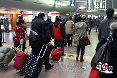 今年春运正式拉开序幕，北京西站的候车大厅内一片繁忙。