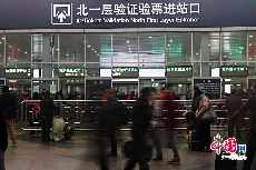“进站旅客请往人少窗口走，所有窗口都开放。”身着志愿马甲的志愿者在零下四度的北京西站北一进站口不断的提醒着来往的旅客。时不时的会有乘客前来咨询各种问题。在北一进站口记者看到了10位志愿者的身影。