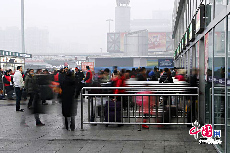 “进站旅客请往人少窗口走，所有窗口都开放。”身着志愿马甲的志愿者在零下四度的北京西站北一进站口不断的提醒着来往的旅客。时不时的会有乘客前来咨询各种问题。