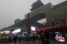 上午7时左右的北京西站，天刚蒙蒙亮，进站口处的灯光格外显眼。